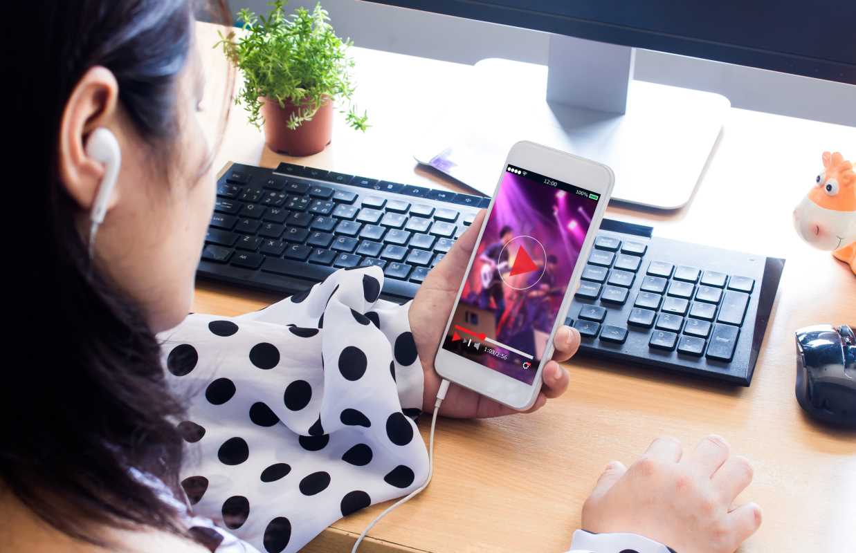 The Best Ways to Enjoy Live Concert Streams From Home